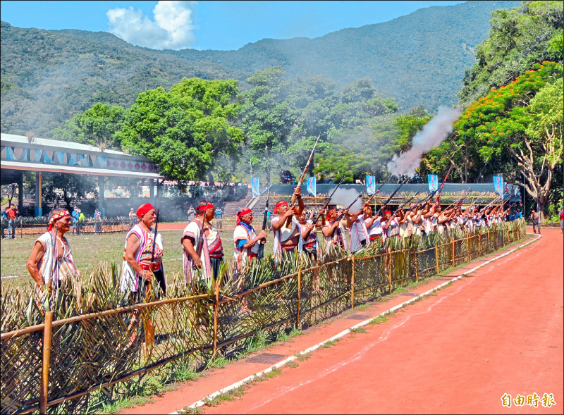 卓溪鄉昨舉辦布農族聯合射耳祭，現場獵人鳴槍遙祭先人。（記者花孟璟攝）