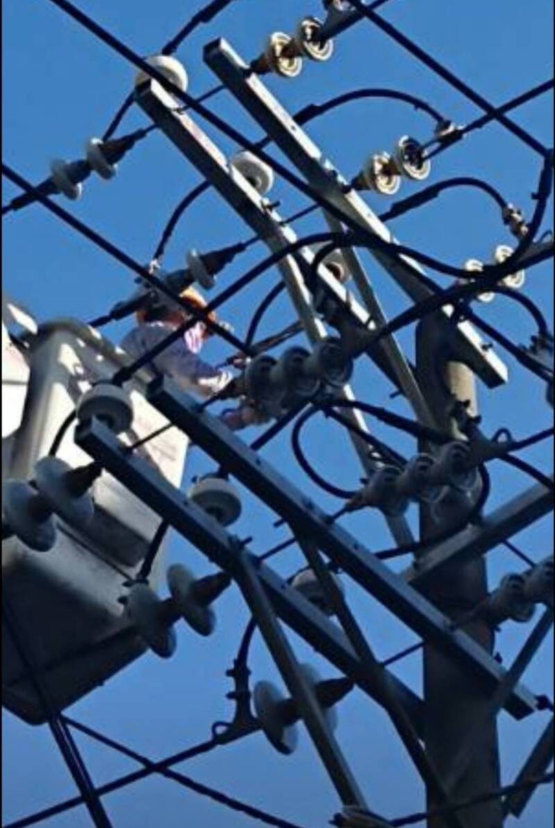 鼓山變電所因饋線遭松鼠碰觸，造成左營區、鼓山區、塩埕區一帶，共8416戶停電。（台電提供）