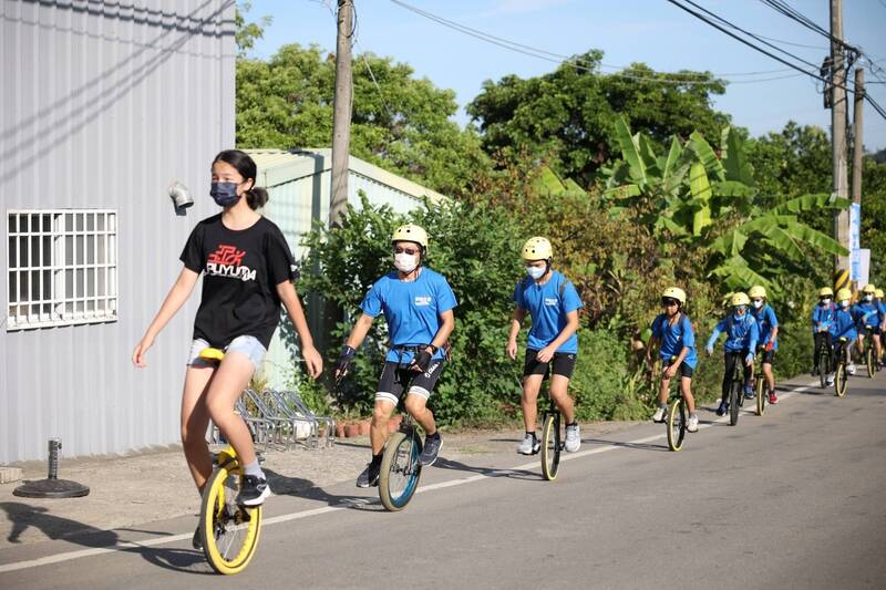 獨輪車壯遊路線從竹北東海往芎林方向出發，來回共8公里路程，共15名學生費時1個半小時，團結合作，一起完成挑戰。（吳旭智提供）