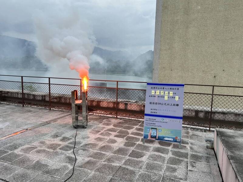 評估對流發展條件，水利署在曾文水庫大壩進行人工增雨。（南水局提供）