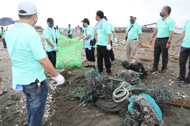 國家海洋日活動，嘉義縣政府、台化公司與在地民眾攜手淨海。（記者蔡宗勳翻攝）