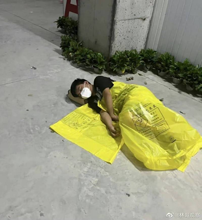 中国江西省鹰潭市方舱非常简陋，隔离民众必须打地铺休息，甚至得裹着医疗废弃物处理袋。（图撷取自微博）(photo:LTN)
