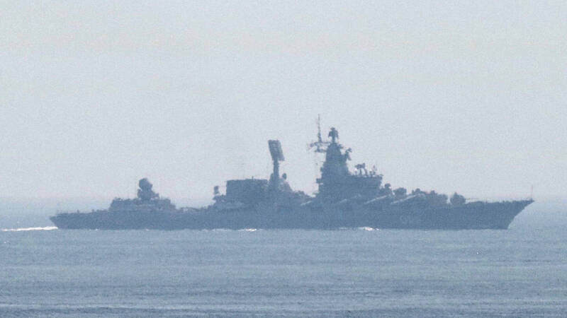 俄军「乌斯季诺夫元帅号」日前通过直布罗陀海崃前往大西洋，被美军拍下动向。（图撷取自推特）(photo:LTN)