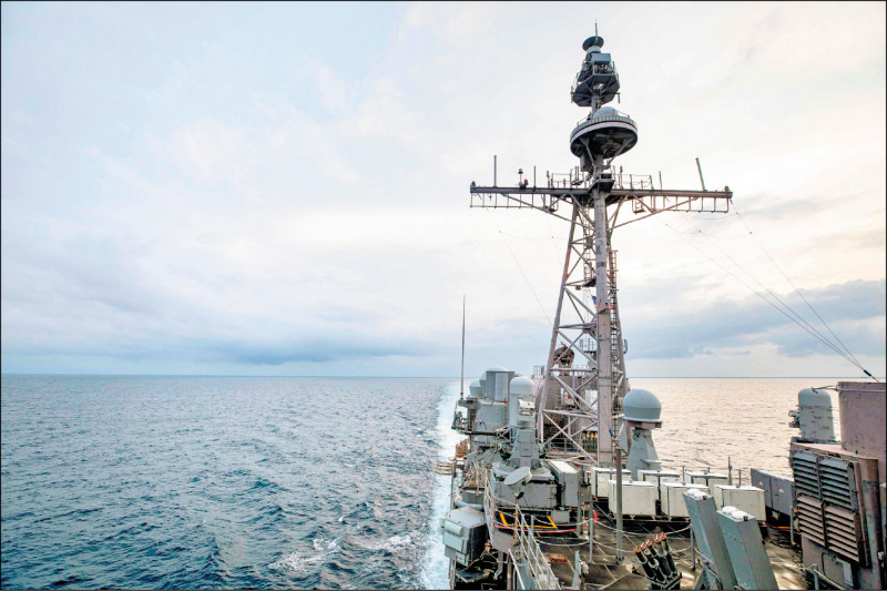 美國海軍第七艦隊28日證實，二艘提康德羅加級神盾巡洋艦「昌塞勒斯維號」、「安提坦號」通過台灣海峽。圖為第七艦隊在推特上傳通過台海照片。（法新社）