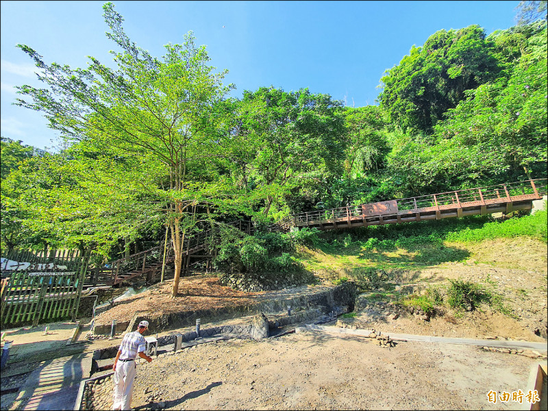 關子嶺寶泉橋的溫泉露頭步道，因颱風豪雨沖刷崩塌，市府近兩年整治完工。（記者王涵平攝）