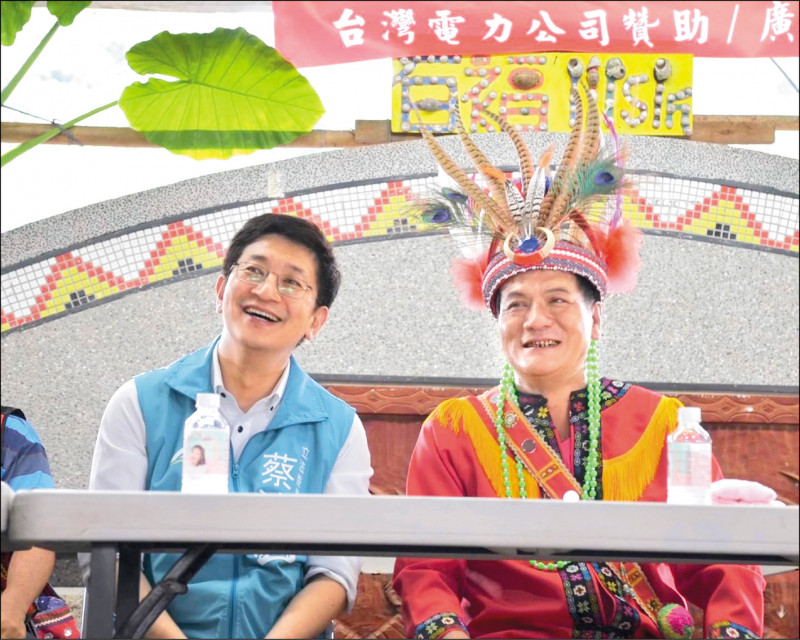 民進黨基隆市長提名人蔡適應（左）提出原民政策三支箭，向各地主席、頭目們說明未來基隆的市政規劃。（蔡適應競選辦公室提供）