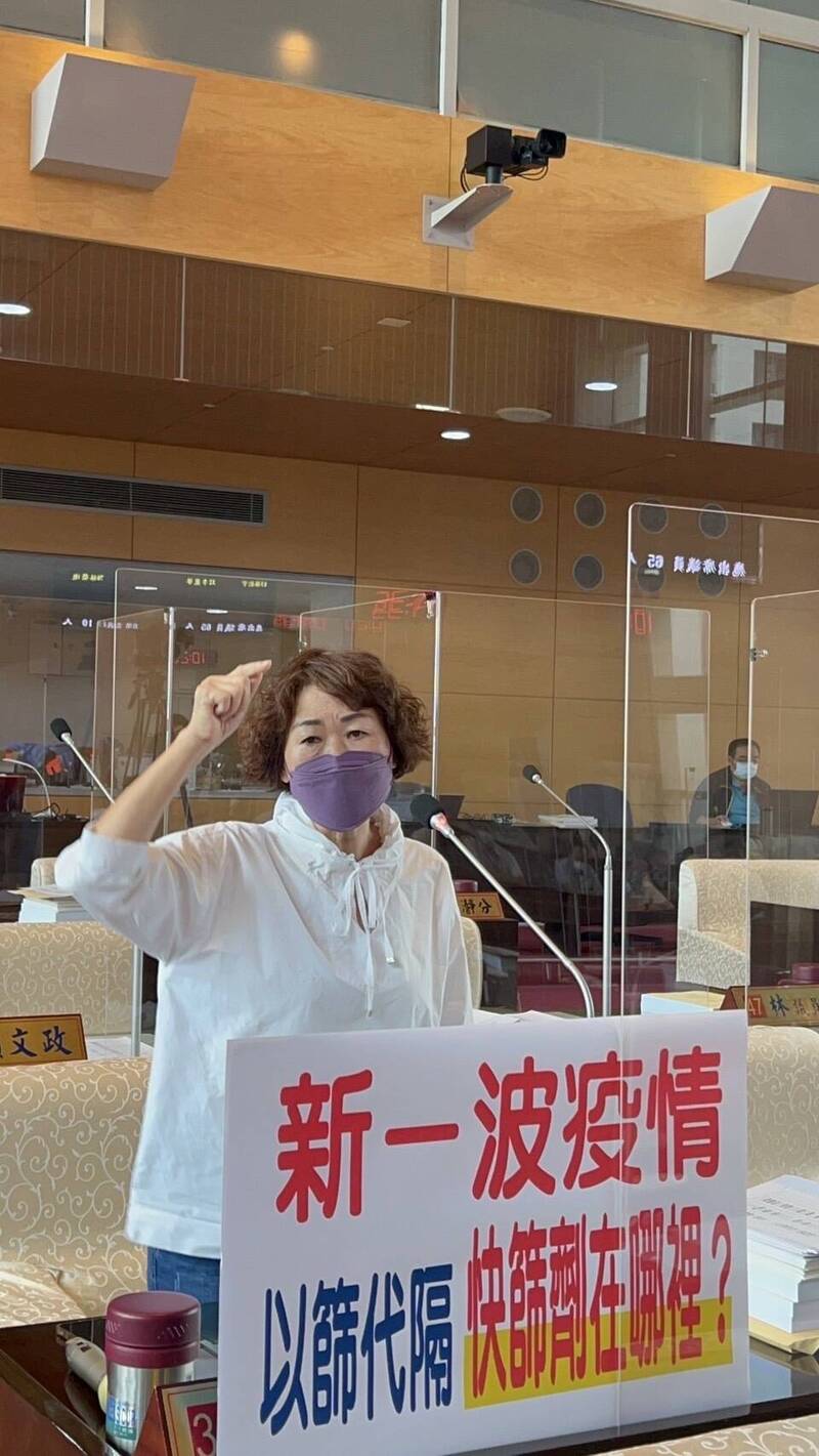 學校明開學，中市議員李麗華建議應每週一快篩「以篩代隔」。（圖：李麗華提供）