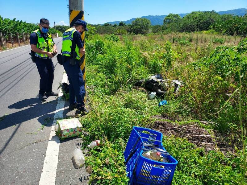 花蓮市1名59歲李姓男子，今早近10點騎乘機車至壽豐鄉，行經吳全路時疑不明原因自撞一旁電桿，被路人發現後報案，因頭胸受到重創送醫急救不治，酒測值待驗。（記者王峻祺翻攝）