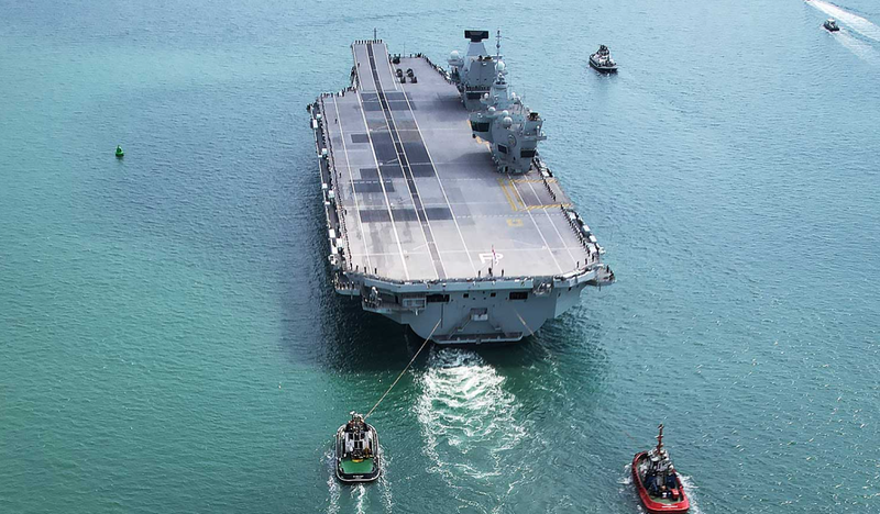 英国航空母舰威尔斯亲王号传出引擎故障，才驶离朴资茅斯海军基地就抛锚。消息人士指出，该船的故障原因为右舷的螺旋桨轴受损。（图撷取自the Navy Lookout news）(photo:LTN)