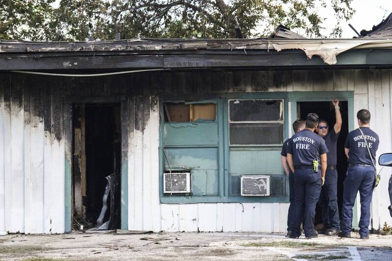 美国休士顿男子在屋外纵火逼迫邻居仓皇逃生后，竟趁机拿猎枪射击造成3人死亡。（美联社）(photo:LTN)