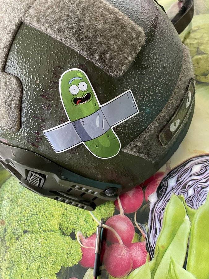 他也在防弹头盔上贴了知名美国动画《瑞克和莫蒂》（Rick and Morty）的瑞克黄瓜（rick cucumber）贴纸。（图撷取自推特）(photo:LTN)