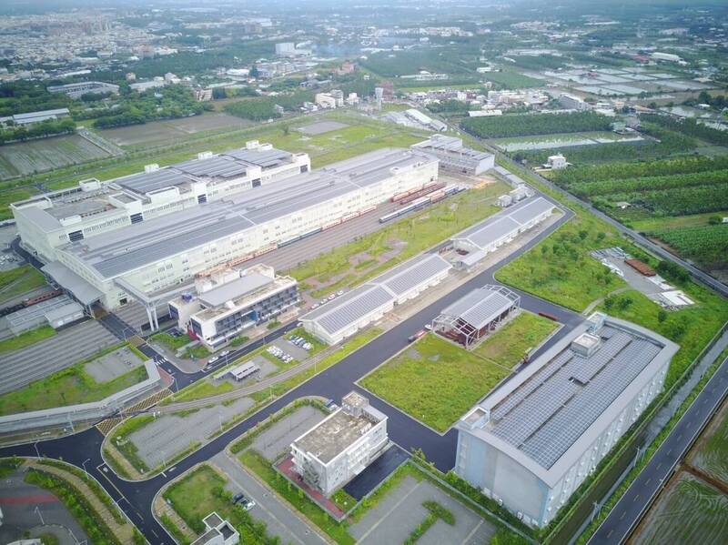 台鐵局潮州機廠完成7建物屋頂設太陽光電，年發電567.6萬度可滿足1343戶家庭一年用電需求。（圖：台灣局提供）