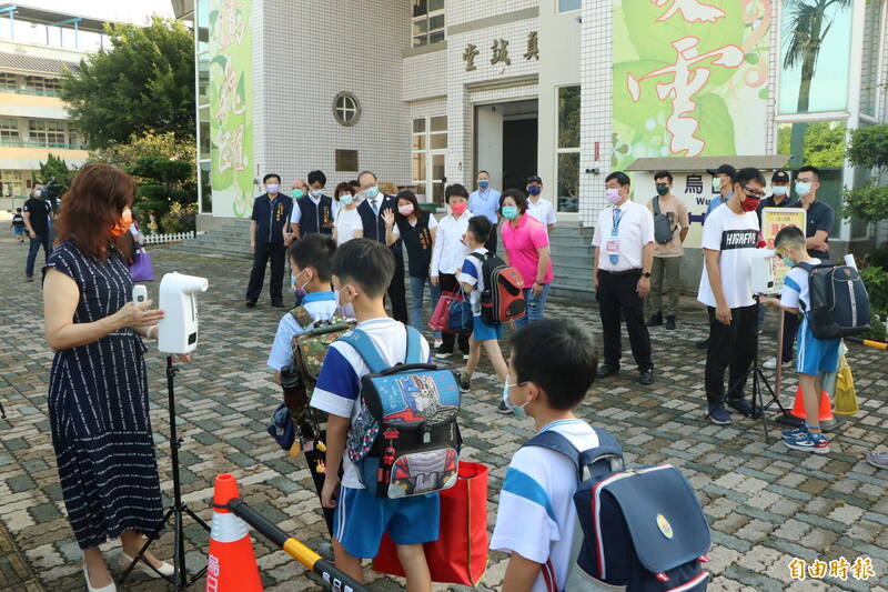 台中市長盧秀燕上午前往烏日國小，在校門口與孩子打招呼，並視察防疫措施及冷氣使用情形。（記者林旻臻攝）