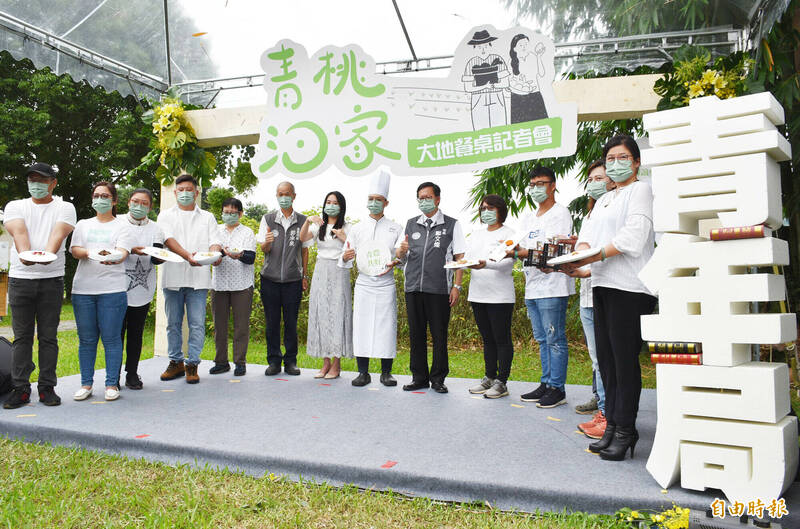 桃青農結合國宴主廚上菜秀農特產多元行銷打通路。（記者李容萍攝）