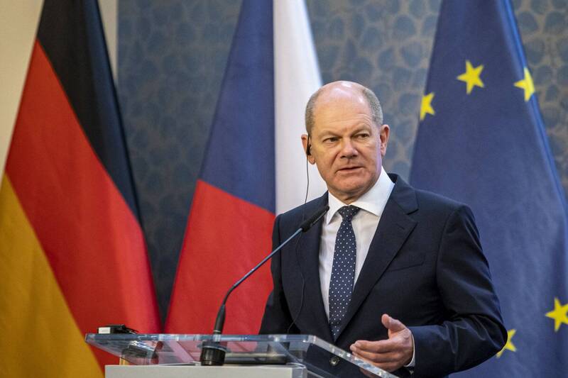 德国总理萧兹于布拉格的欧盟峰会上发表演说，承诺将提供将在未来几週到几个月内向乌克兰提供最先进的武器。（欧新社）(photo:LTN)
