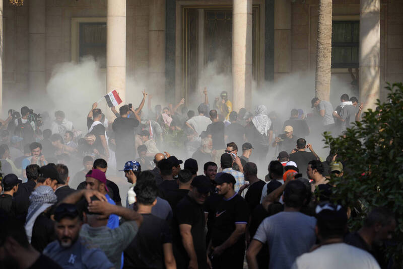 萨德的支持者闯入巴格达绿区示威抗议，伊拉克安全部队使用催泪瓦斯驱离示威者。（美联社）(photo:LTN)