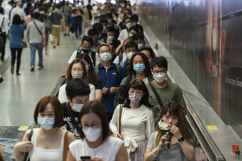 香港的武漢肺炎疫情持續蔓延，民眾戴口罩防疫。（美聯社）