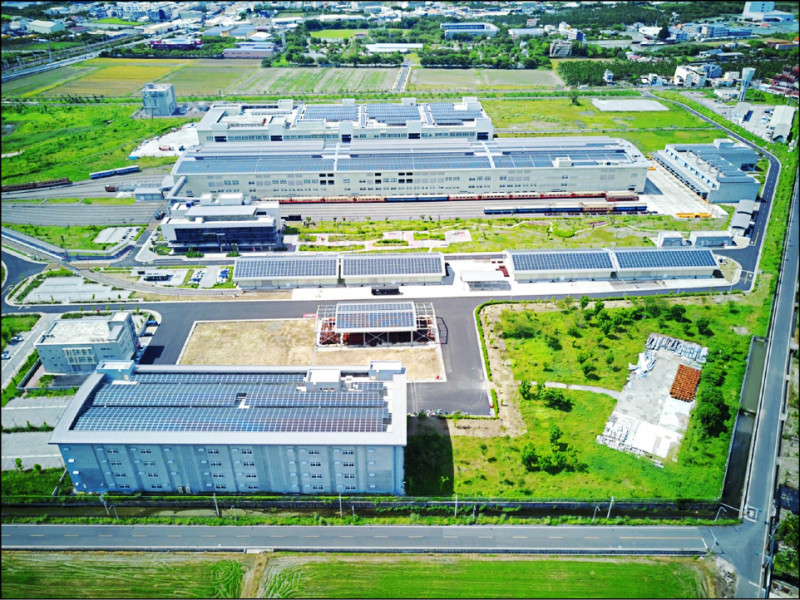 台鐵潮州機廠架設四點三MW（百萬瓦）的屋頂型太陽光電設備，響應屏東成為全台首個「RE一○○」的城市政策。（台鐵局提供）