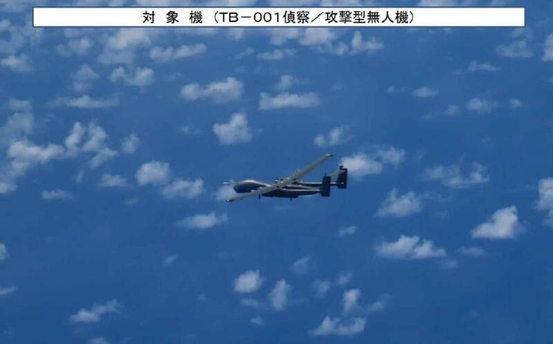 中國解放軍偵察／攻撃型無人機TB-001，從沖繩、宮古島之間水域穿越至台灣東部海空域，日本航空自衛隊緊急升空應對，公布其機型及飛行航跡圖。（擷取自日本防衛省統合幕僚監部）