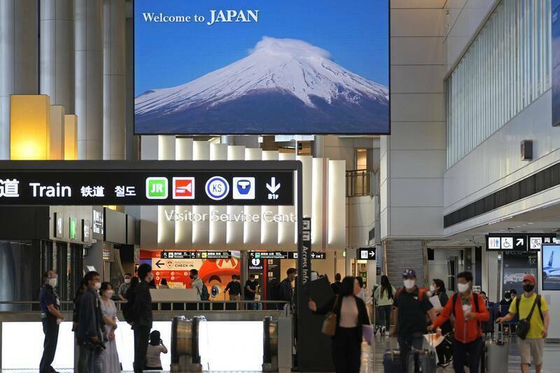 日本鬆綁邊境管制，放寬單日入境人數上限。（美聯社）