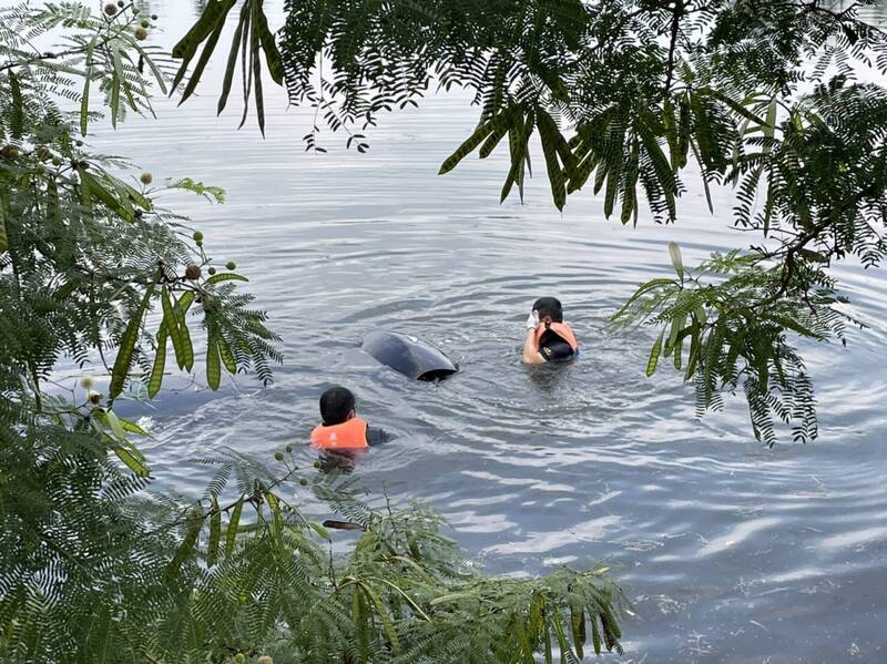 嘉義縣鹿草鄉發生車輛衝入池塘案件，救援人員將車內男子救出送醫。（記者林宜樟翻攝）