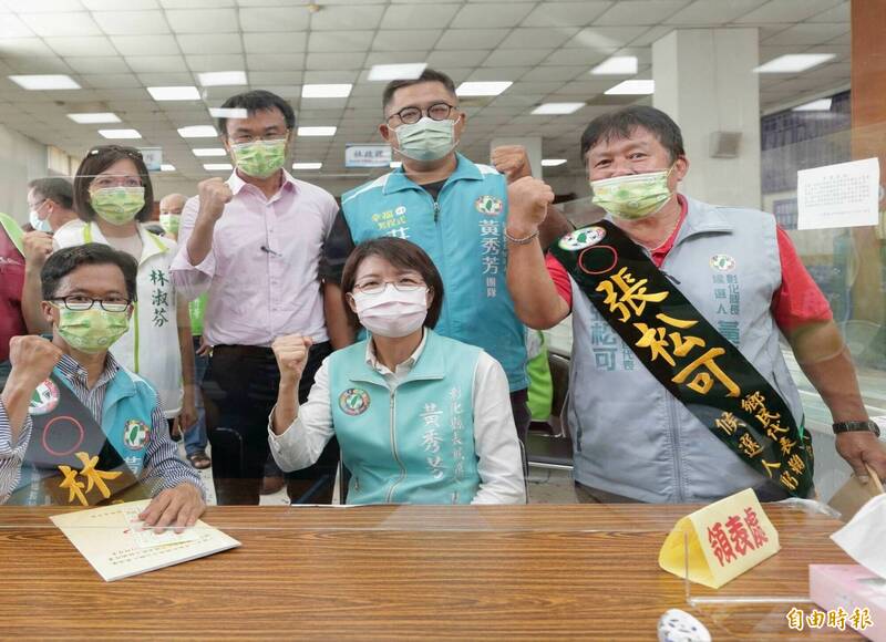 民進黨芬園鄉長林世明（前排左1）今天由農委會主委陳吉仲（後排左2）、民進黨縣長參選人黃秀芳（前排左2）及其立委胞姐林淑芬（後排左1）等人陪同登記參選連任。（記者湯世名攝）