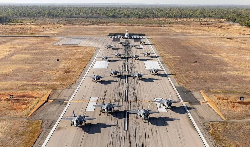 「大象漫步」阵容由澳洲空军F-35A与美国陆战队的F-35C组成，后面压轴的是澳军E-7A空中预警机。（取自澳洲国防部网站）(photo:LTN)