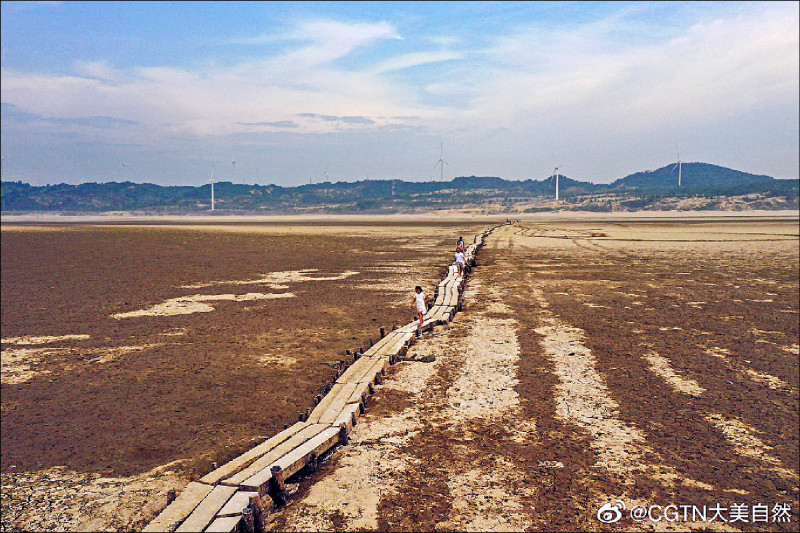 中国旱象未解，最大淡水湖鄱阳湖乎干枯见底，明代石桥「千眼桥」露出真面目。（取自网路）(photo:LTN)