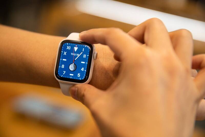 受重伤男子靠智慧型手表Apple Watch的语音拨通求救电话，才幸运捡回一命。示意图，图与新闻事件无关。（彭博）(photo:LTN)