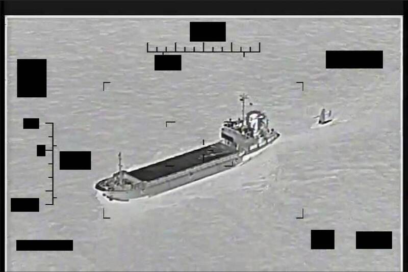 伊朗舰艇后方拖着美国无人船，美国海军出动舰艇与直升机逼迫伊朗放船。（美联社）(photo:LTN)