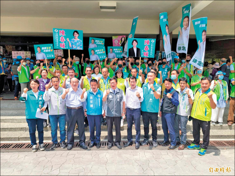 民進黨苗栗縣長參選人徐定禎（前排左四），在立院黨團總召柯建銘（左三）、桃園市長鄭文燦（左五）及「苗栗隊」夥伴陪同下完成登記。
（記者彭健禮攝）