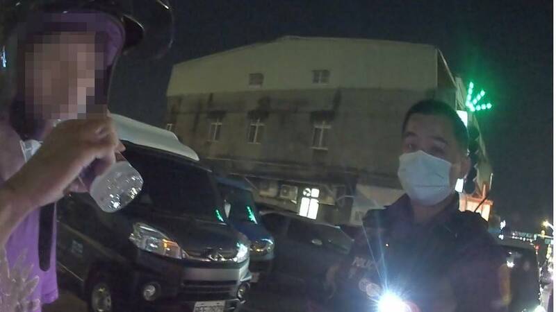 游姓男子（左）涉嫌酒後騎車被警方查獲。（警方提供）