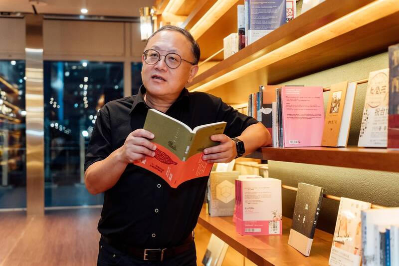 高雄市立圖書總館共構承億酒店正式營運,高市副市長史哲感受「左圖右書」氛圍。(記者王榮祥翻攝) 高雄市立圖書總館共構承億酒店正式營運,高市副市長史哲感受「左圖右書」氛圍。(記者王榮祥翻攝)