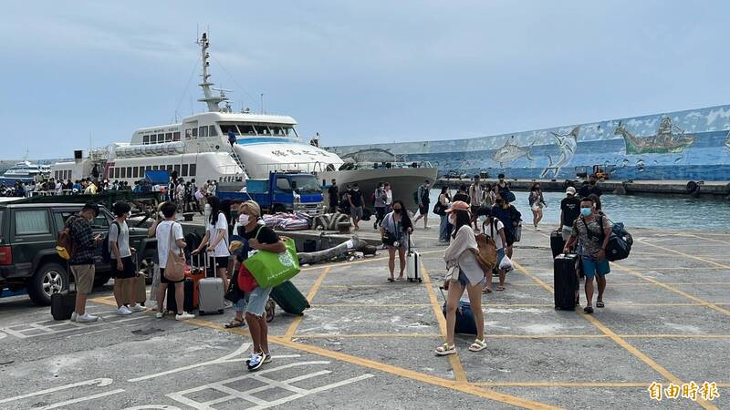 台東離島遊客上午搭船返抵富岡港。（記者黃明堂攝）