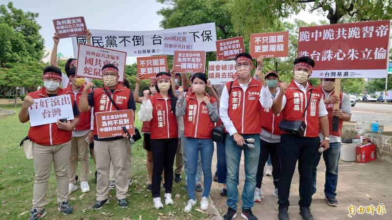 國民黨主席朱立倫今日到台南，為市長參選人謝龍介登記參選造勢，台灣基進黨市議員參選人集結在南市選委會外圍嗆聲抗議。（記者洪瑞琴攝）