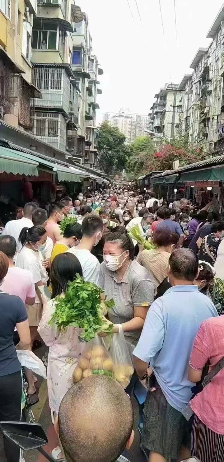 传统市场挤满了人，整条街道水洩不通。（图翻摄自Manya Koetse推特）(photo:LTN)
