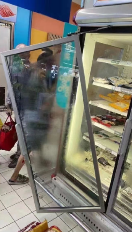 超市冰箱门被扯坏。（图翻摄自Manya Koetse推特）(photo:LTN)