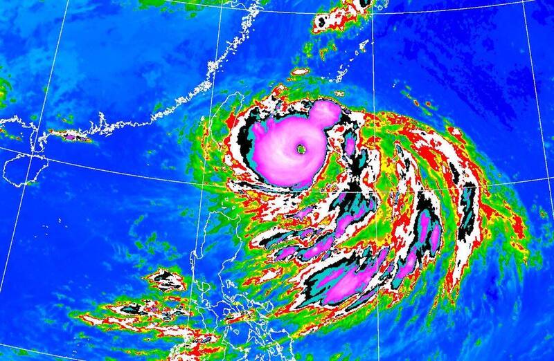 吸收熱帶低壓「TD14」後，強烈颱風軒嵐諾強度再增強、暴風半徑也擴大。（圖擷自中央氣象局）