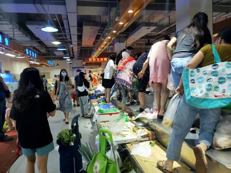 成都封成前夕，超市出现民众为抢粮爬上陈列架的画面。（图翻摄自Manya Koetse推特）(photo:LTN)