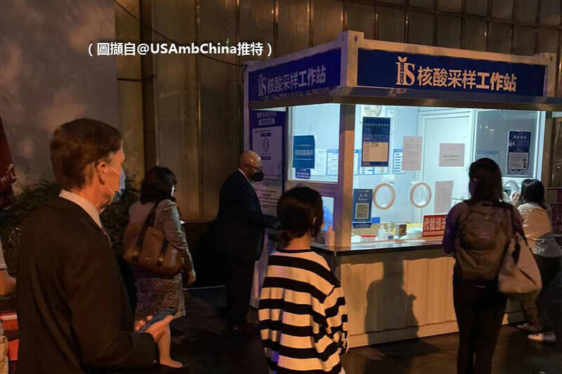 美国驻中大使伯恩斯今天在推特上发布他在上海排队做核酸检测的照片，引发疯传热议。（图撷自推特；本报合成）(photo:LTN)