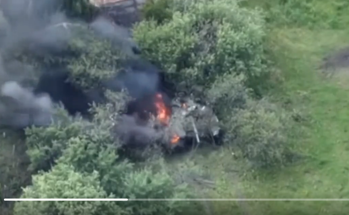 乌克兰军队用超过20发125mm HE-FRAG榴弹以间接射击的方式成功摧毁一辆10.6公里外的俄罗斯主战车。（图撷取自推特）(photo:LTN)