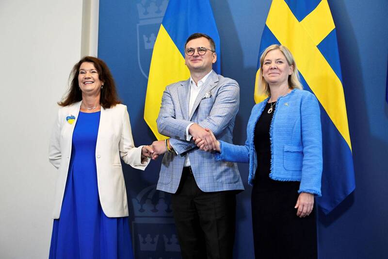 乌克兰外长库列巴（中）29日到访瑞典，与瑞典总理安德森（右）、外长林德（左）会晤。（路透）(photo:LTN)