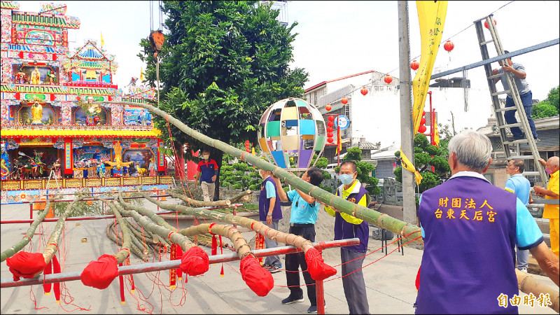 台東天后宮建醮昨天豎燈篙。（記者黃明堂攝）