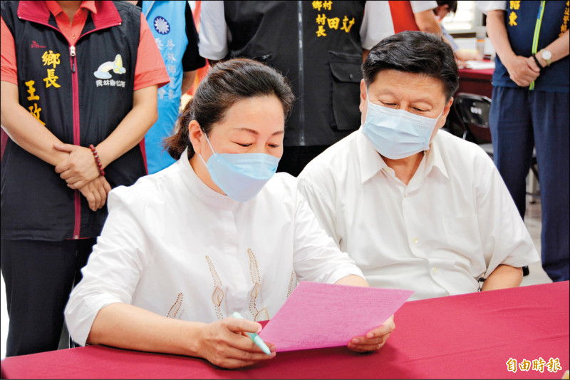 花蓮縣長徐榛蔚（左）昨到選委會登記競選連任。（記者王峻祺攝）