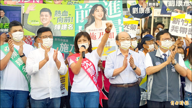 民進黨新竹市長參選人沈慧虹在桃市長鄭文燦、立院總召柯建銘及新竹區總督導鄭宏輝等人陪同完成登記。（記者洪美秀攝）