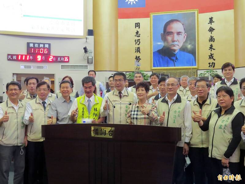 南市議員林阳乙（黃背心）今天最後一次總質詢，會後與市長黃偉哲（中）等市府團隊合拍「畢業照」。（記者蔡文居攝）