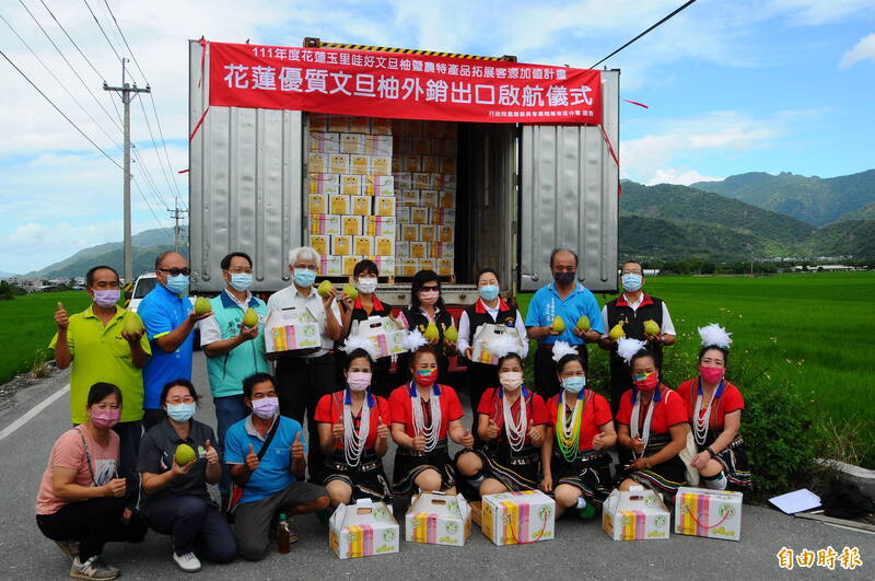 花蓮優質文旦外銷新加坡，負責出口的龍鳳甲農產運銷合作社舉辦外銷啟航活動，包括農委會花蓮農改場、農糧署東區分署、花蓮縣長徐榛蔚等都到場參加。（記者花孟璟攝）