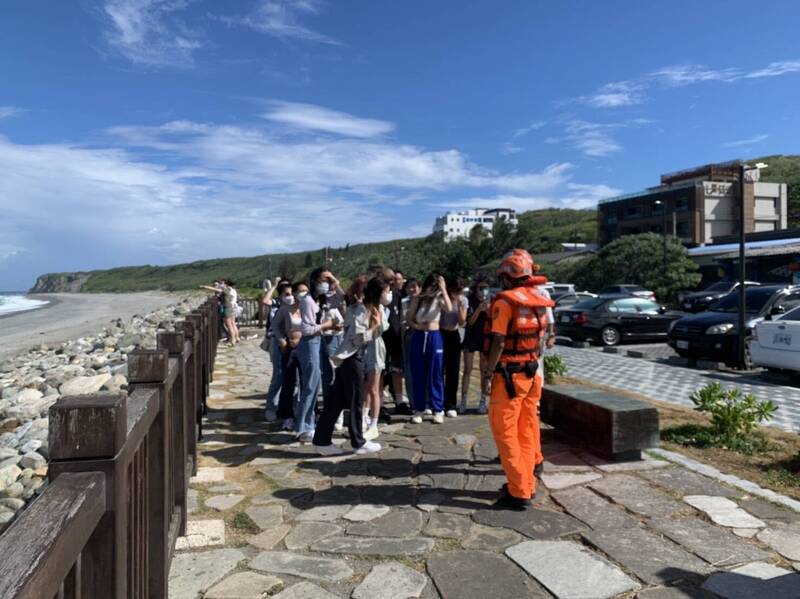 海巡署在花蓮海邊的觀浪熱點，拉封鎖線，勸導民眾遠離海邊。（海巡署提供）