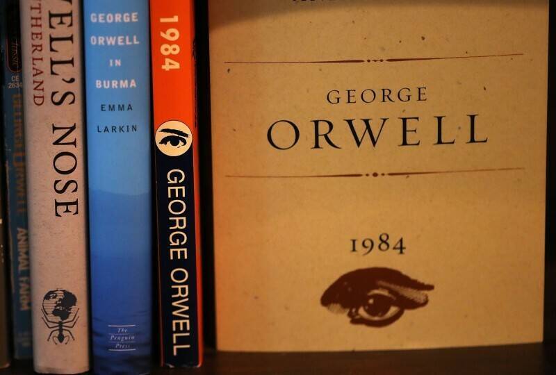 北京在中共20大前强烈管控言论，欧威尔（George Orwell）的着名政治寓言《1984》在中国遭到审查涂改及撕页。（法新社）(photo:LTN)