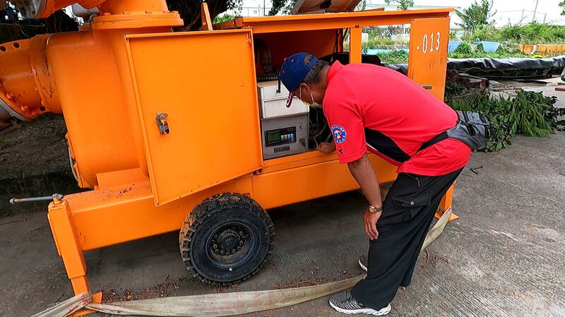 南市自主防災社區檢視抽水機組正常運轉。（水利局提供）